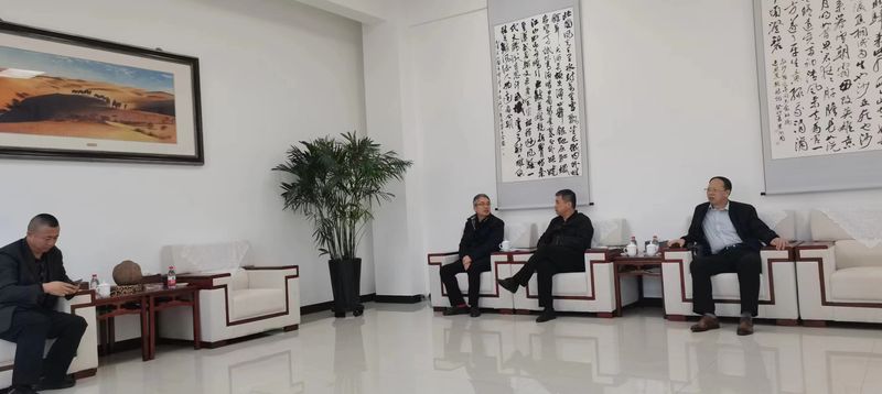 公司與哈密市政府領(lǐng)導洽談公司新疆發(fā)展思路，加大助力新疆能源發(fā)展！